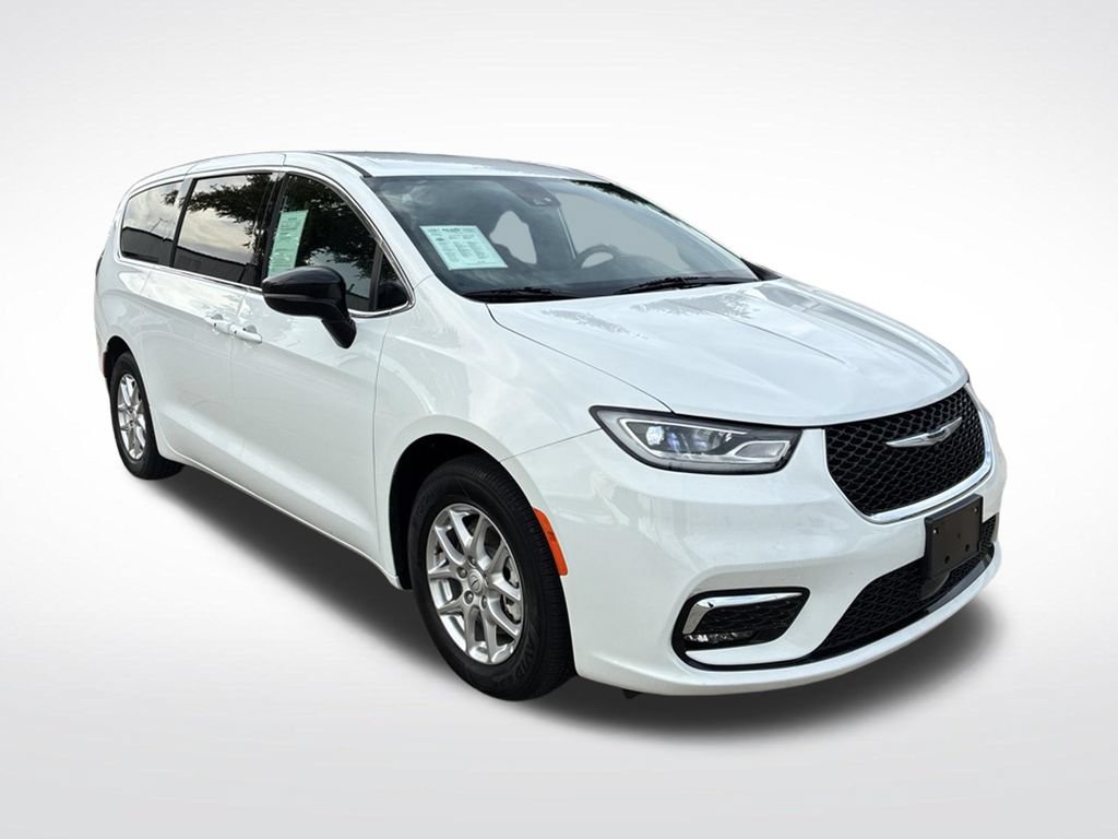 Used 2025 Chrysler Pacifica Select FWD image 3