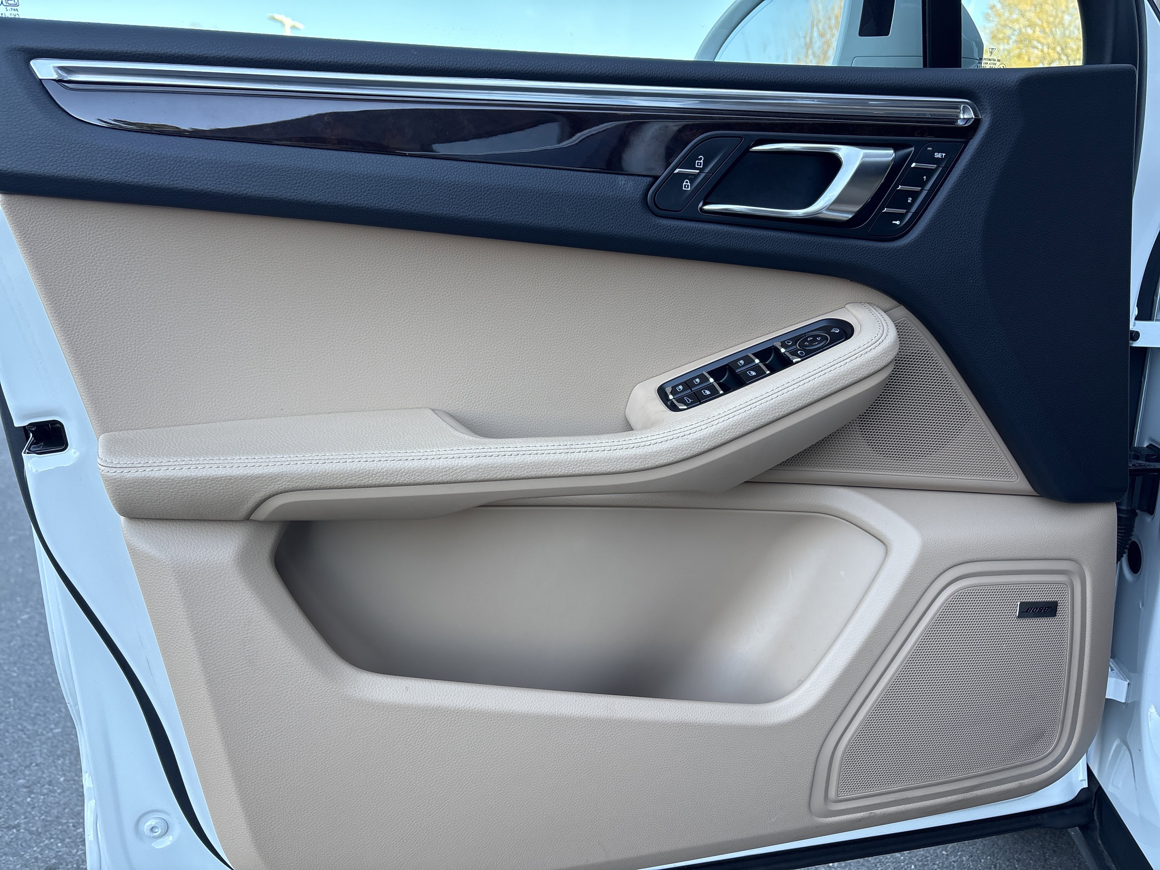 Certified 2025 Porsche Macan image 12