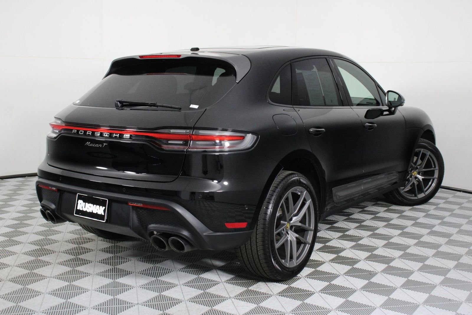 Certified 2025 Porsche Macan Turbo image 7