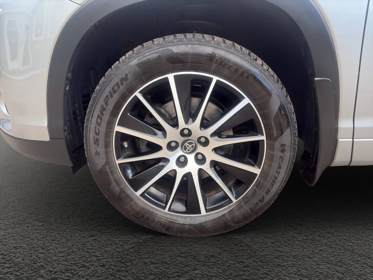 Used 2017 Toyota Highlander SE AWD/4WD image 9