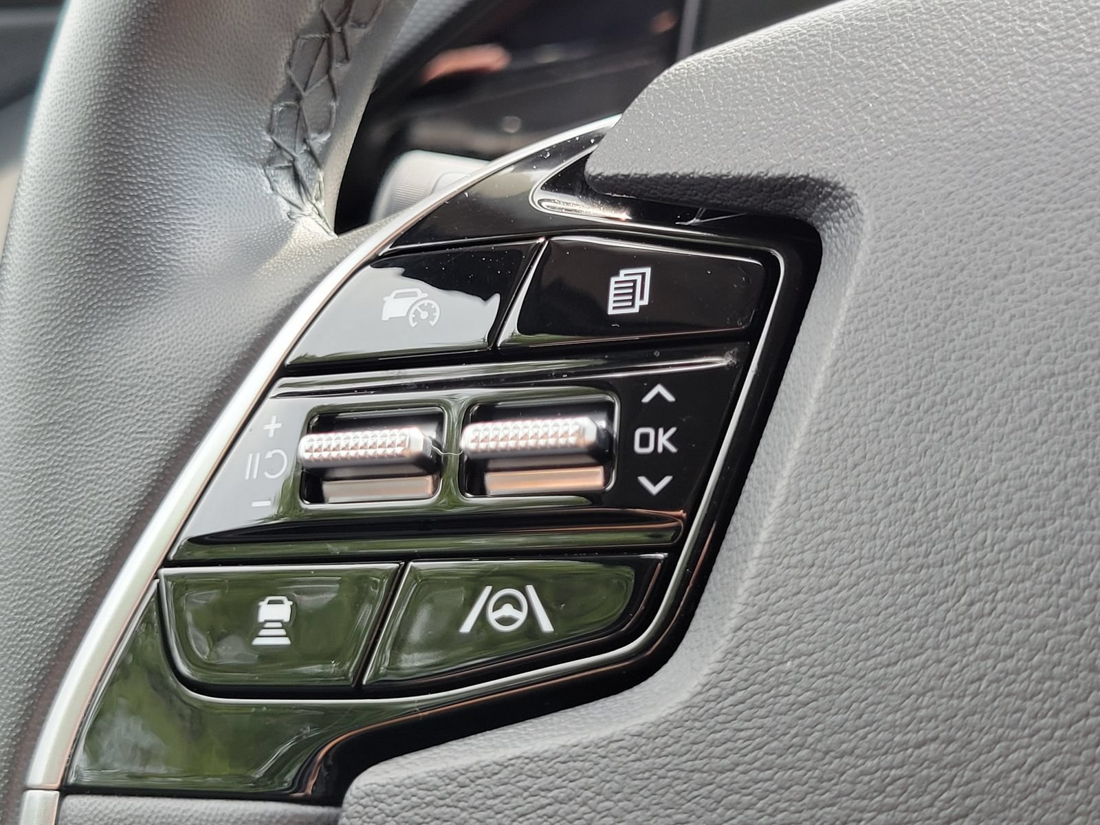 Certified 2024 Kia Niro EX FWD image 16
