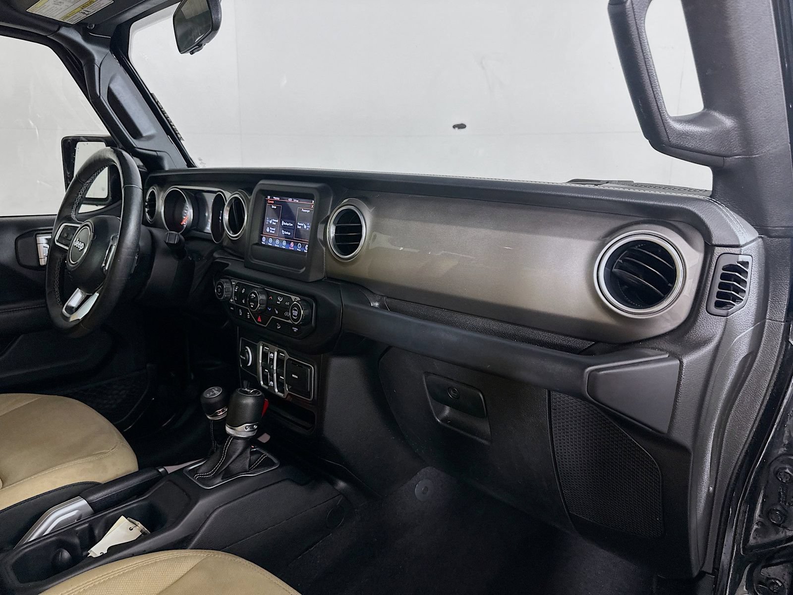 Used 2018 Jeep Wrangler Unlimited Sahara w/ Cold Weather Group AWD/4WD image 27