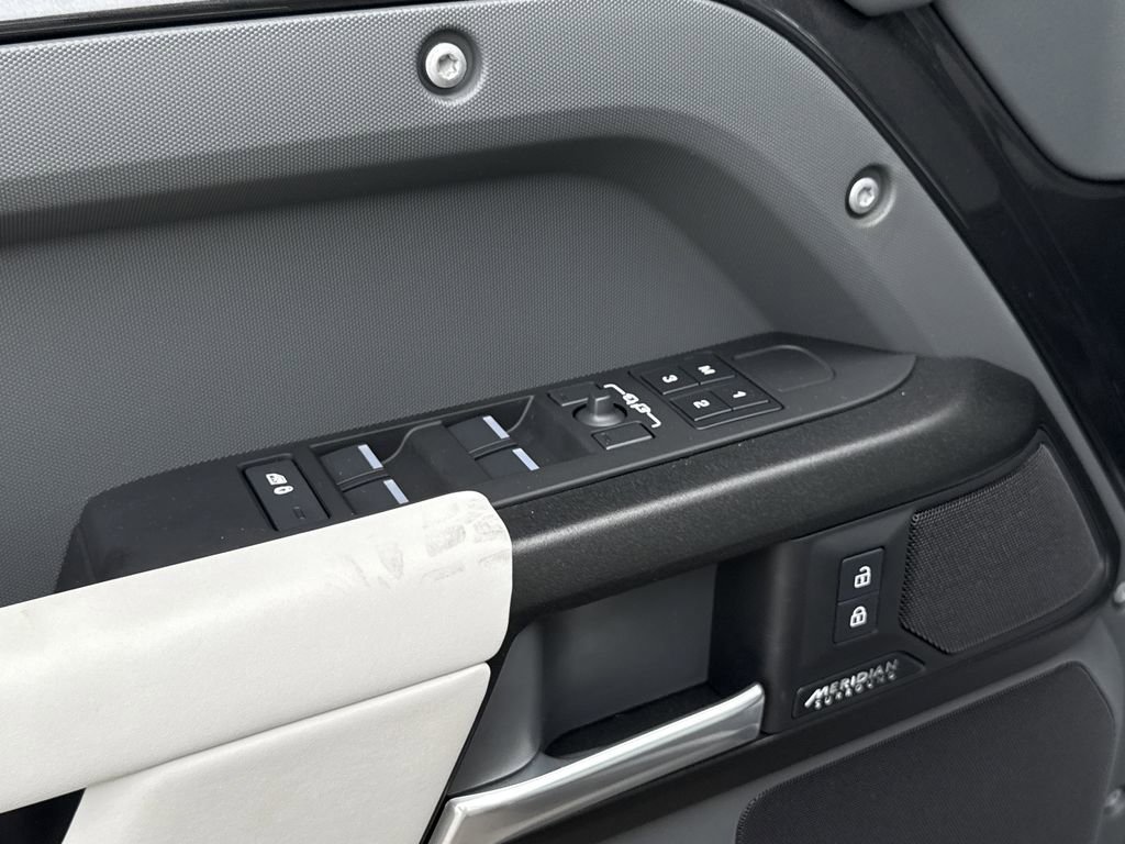 Used 2025 Land Rover Defender 110 V8 image 22