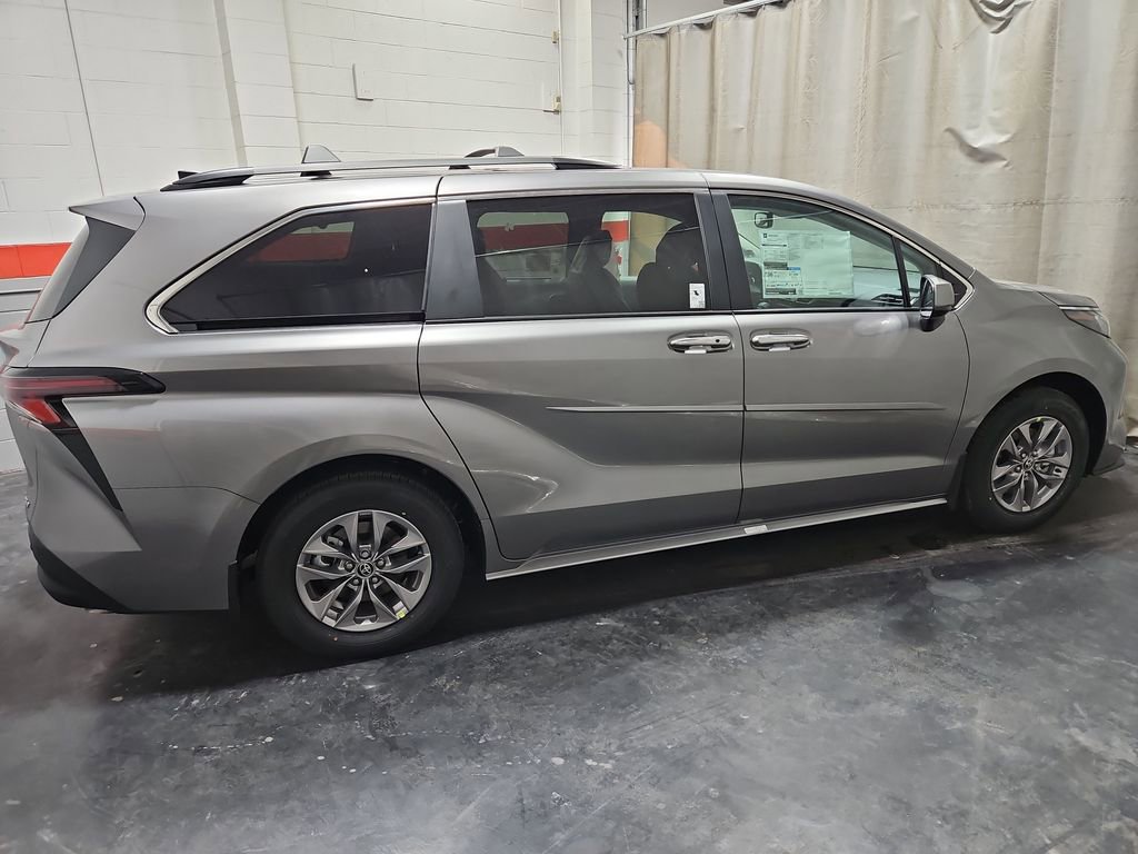 New 2026 Toyota Sienna XLE image 10