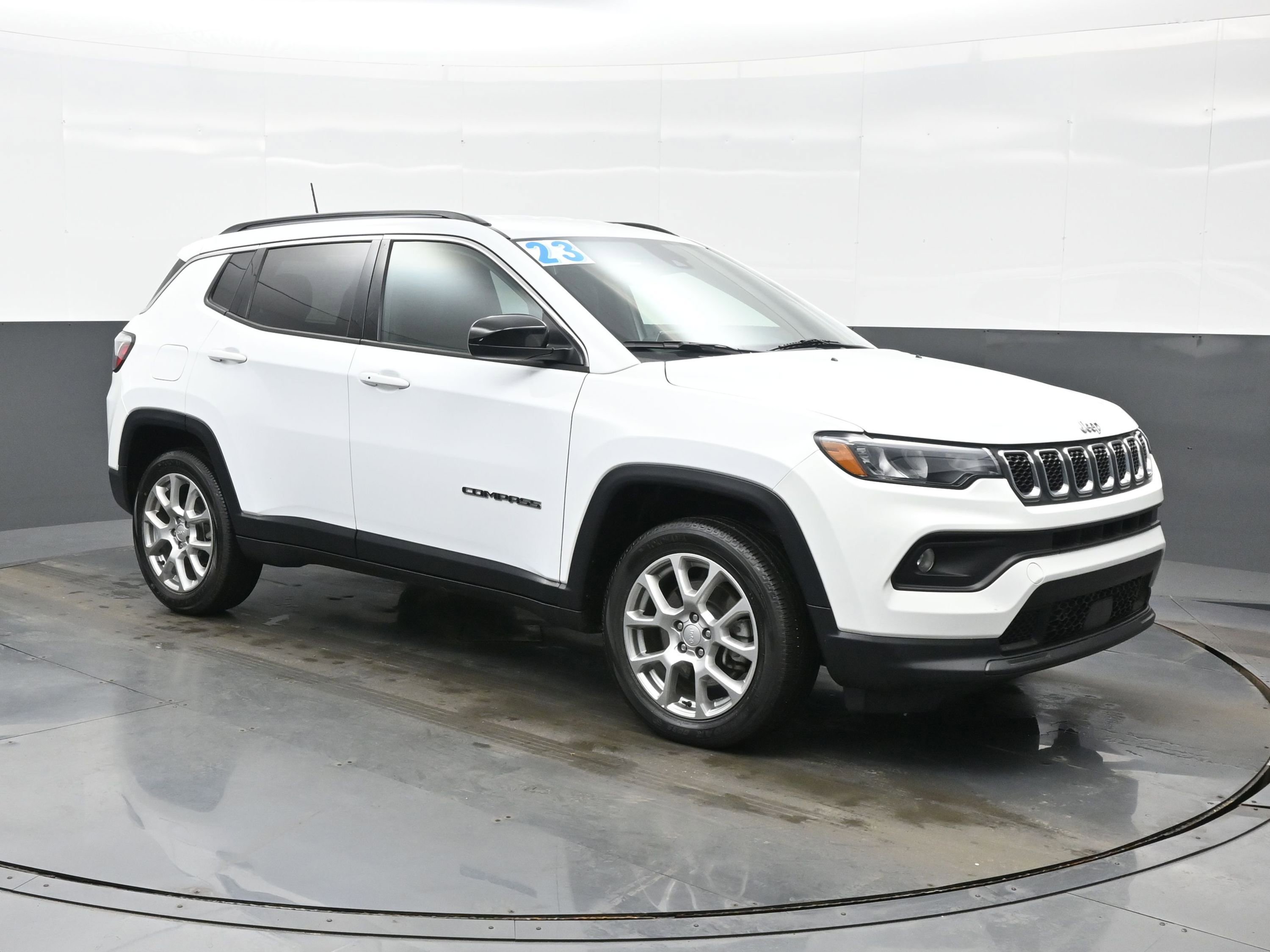 Used 2023 Jeep Compass Latitude image 8