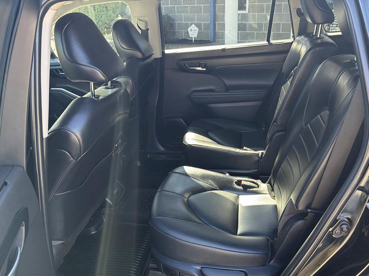 Used 2022 Toyota Highlander XLE AWD/4WD image 28