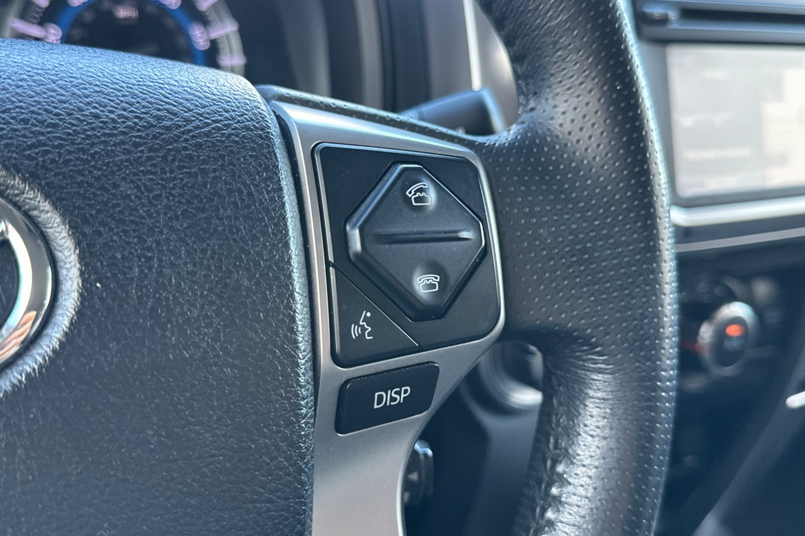 Used 2018 Toyota 4Runner SR5 AWD/4WD image 37