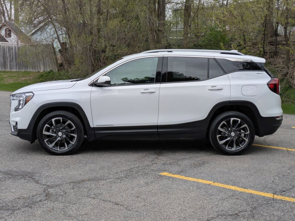 Certified 2022 GMC Terrain SLT w/ LPO, Floor Liner Package AWD/4WD image 4