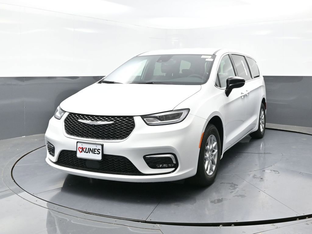 New 2026 Chrysler Pacifica Select image 6