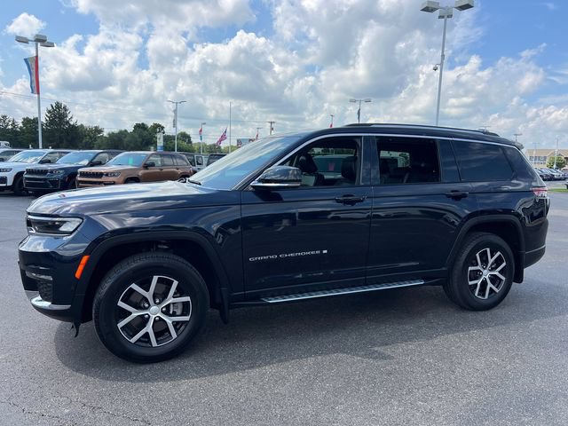 Used 2023 Jeep Grand Cherokee L Limited w/ Luxury Tech Group II AWD/4WD image 3