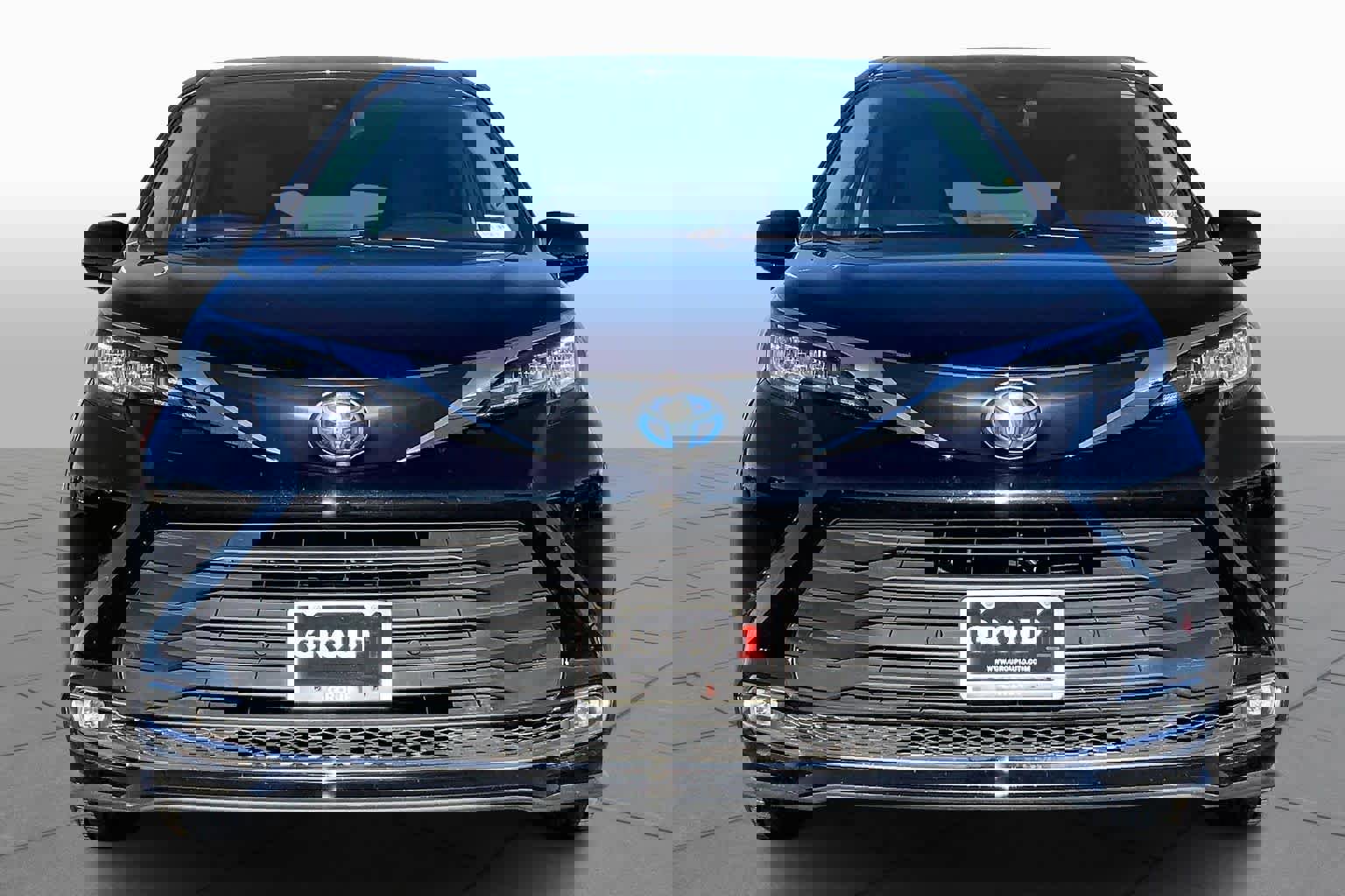 Used 2023 Toyota Sienna XLE image 3