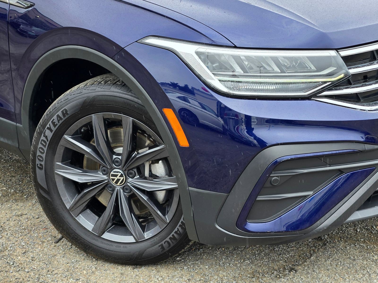 Used 2022 Volkswagen Tiguan SE w/ Panoramic Sunroof Package image 9