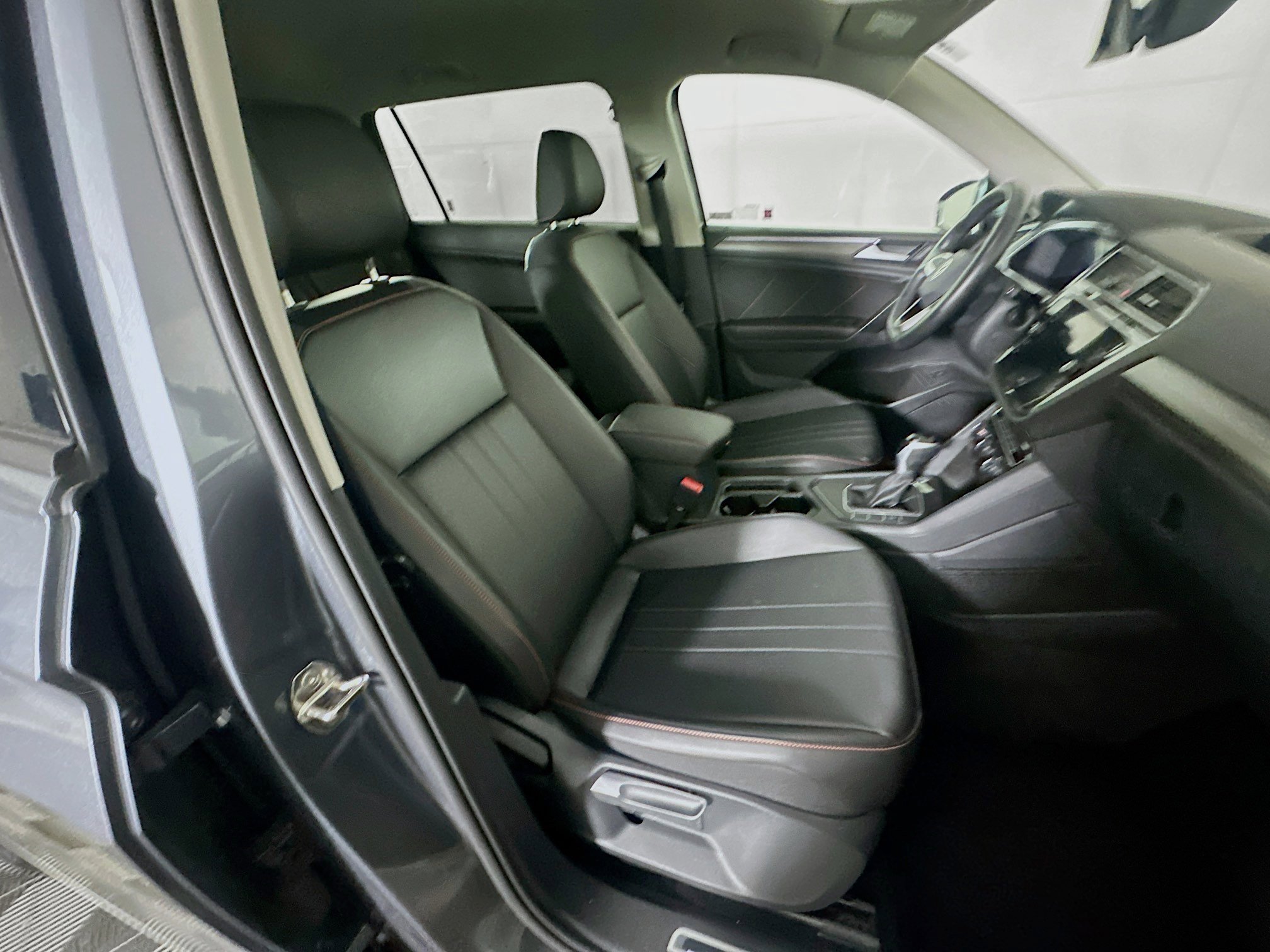 Used 2024 Volkswagen Tiguan Wolfsburg Edition image 29