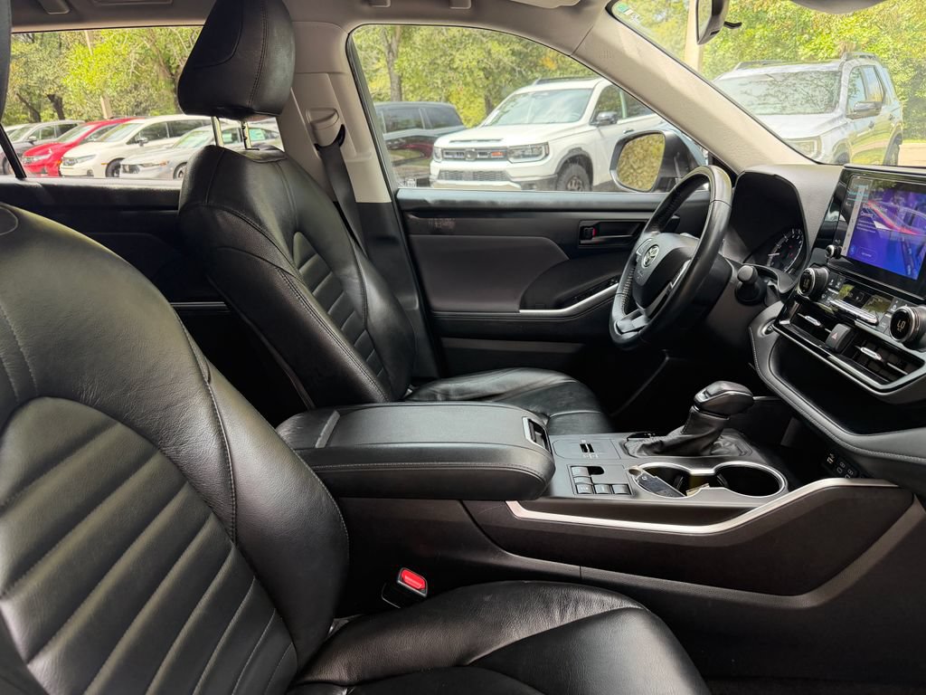 Used 2024 Toyota Highlander LE FWD image 11