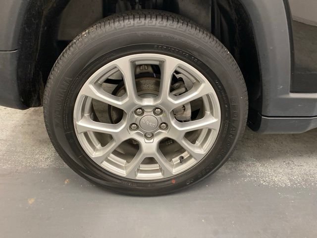 Used 2023 Jeep Compass Latitude w/ Sun and Sound Group AWD/4WD image 28