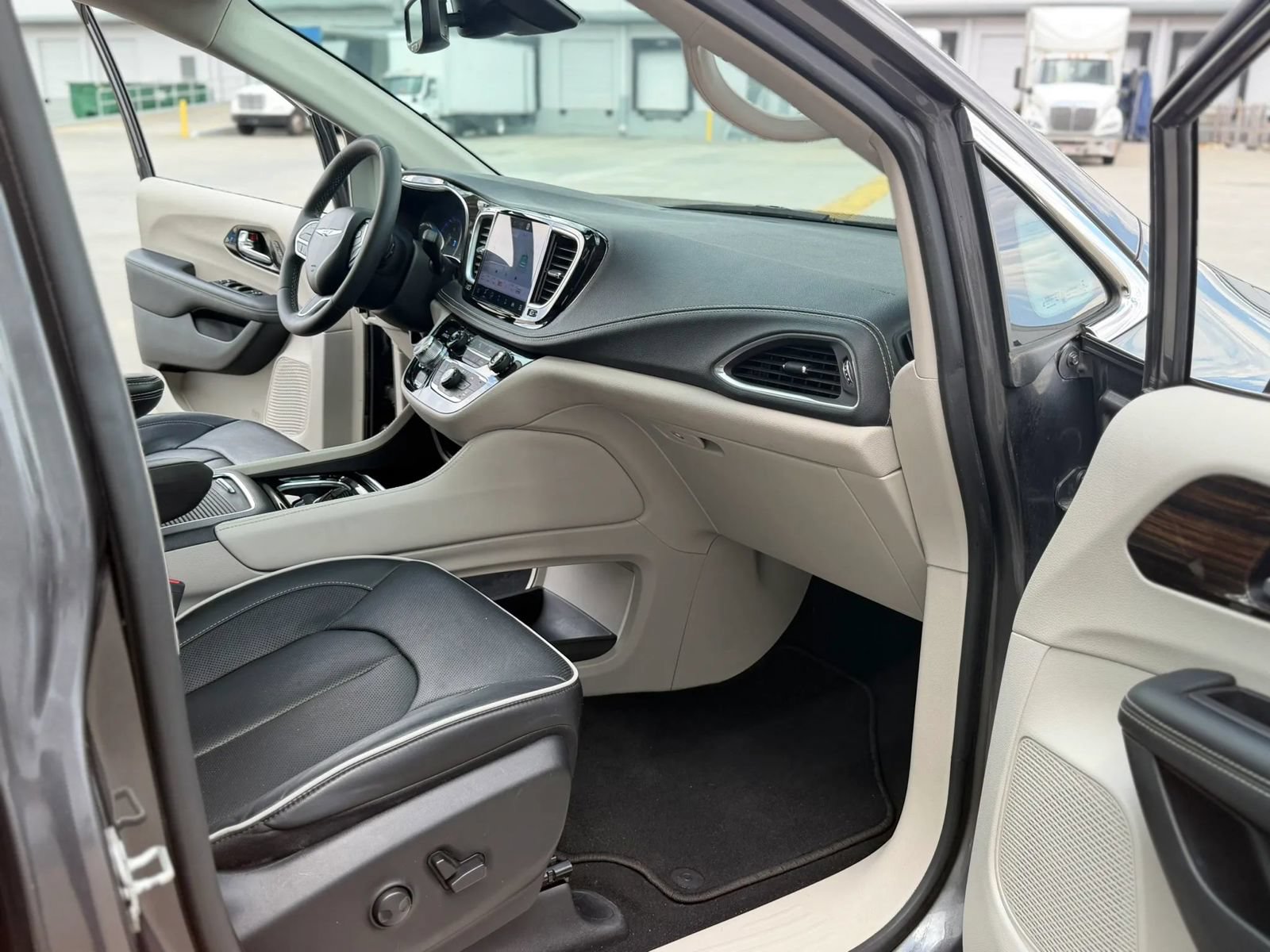 Used 2023 Chrysler Pacifica Limited FWD image 30