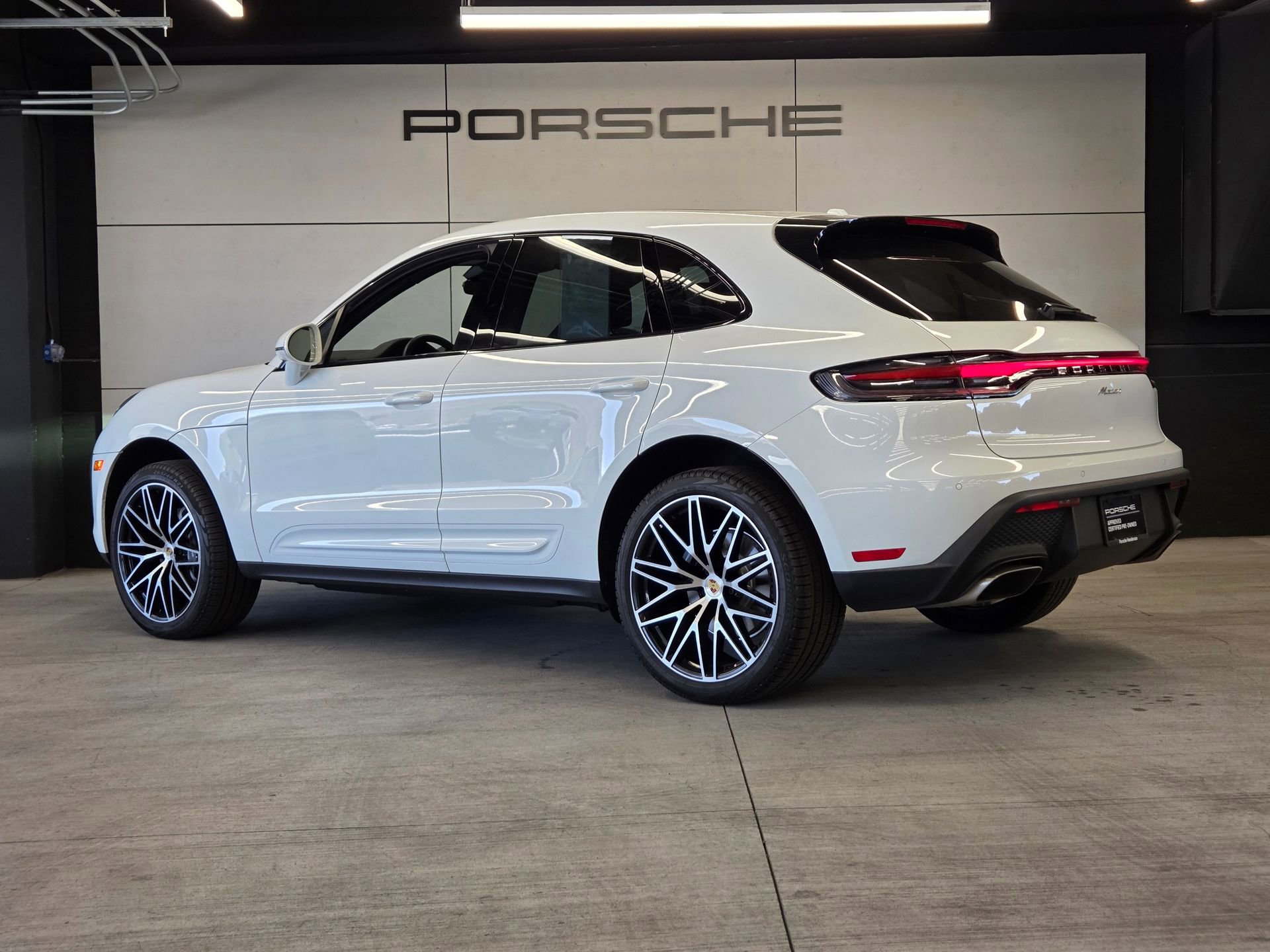 Certified 2026 Porsche Macan AWD/4WD image 3