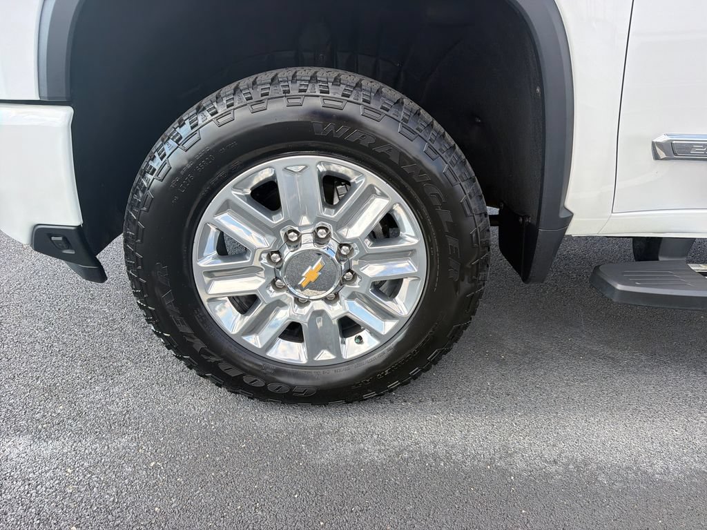 Used 2025 Chevrolet Silverado 2500 High Country w/ High Country Premium Package AWD/4WD image 10