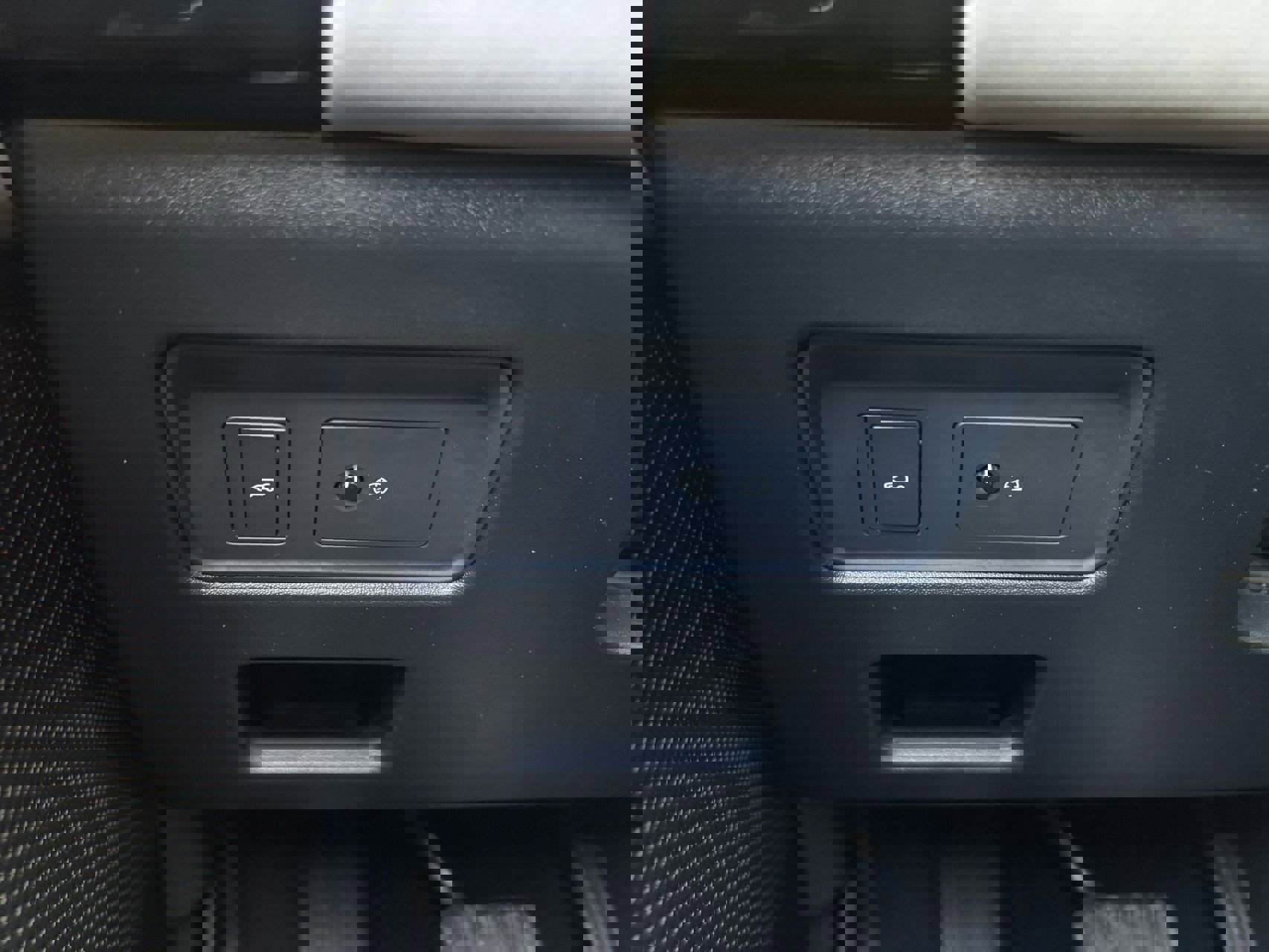 Used 2017 Land Rover Discovery SE image 31