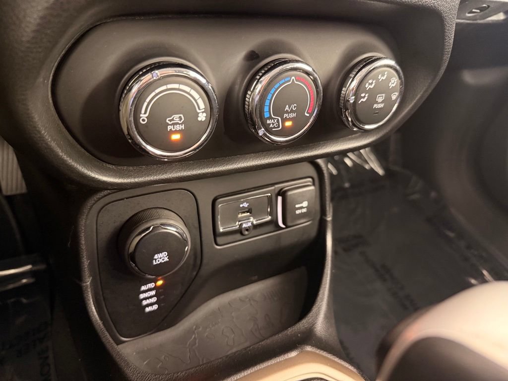 Used 2015 Jeep Renegade Latitude AWD/4WD image 40