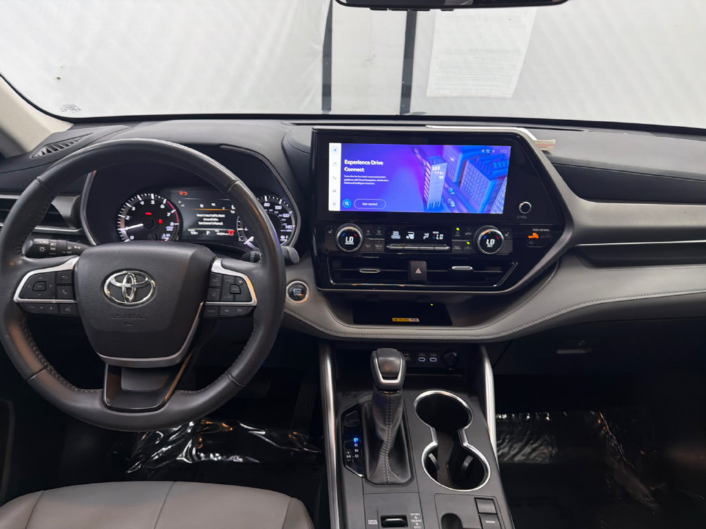 Used 2024 Toyota Highlander XLE FWD image 24