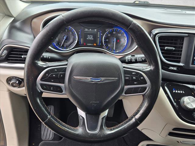 Used 2019 Chrysler Pacifica Touring-L FWD image 10