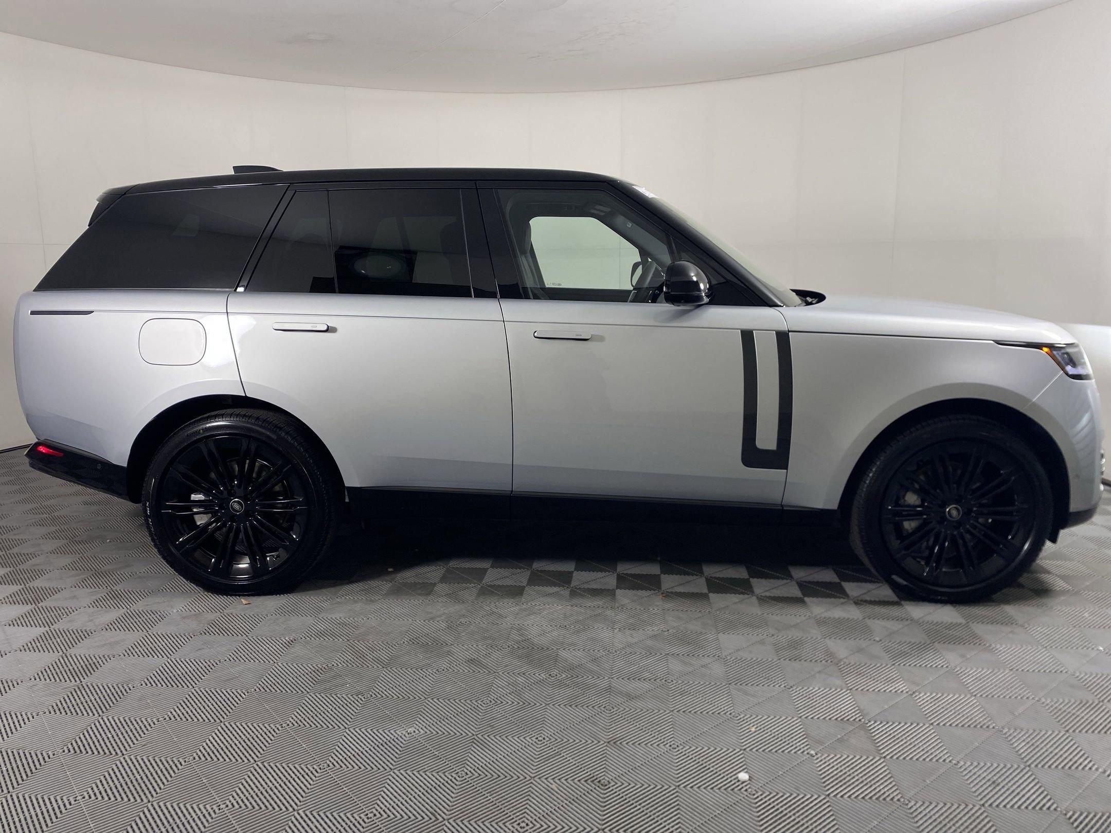 New 2025 Land Rover Range Rover SE image 6