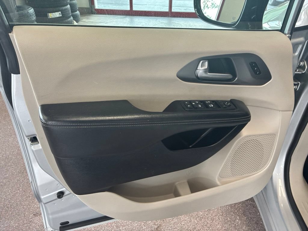 Certified 2024 Chrysler Pacifica Touring-L FWD image 10