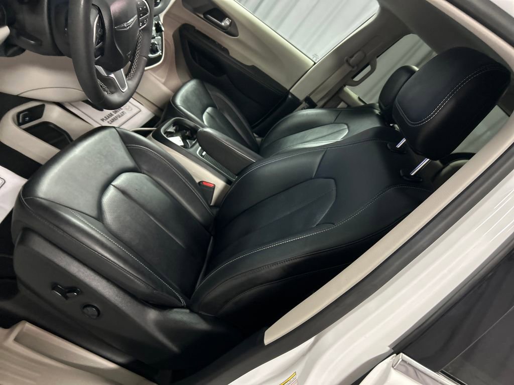 Used 2024 Chrysler Pacifica Touring-L FWD image 12