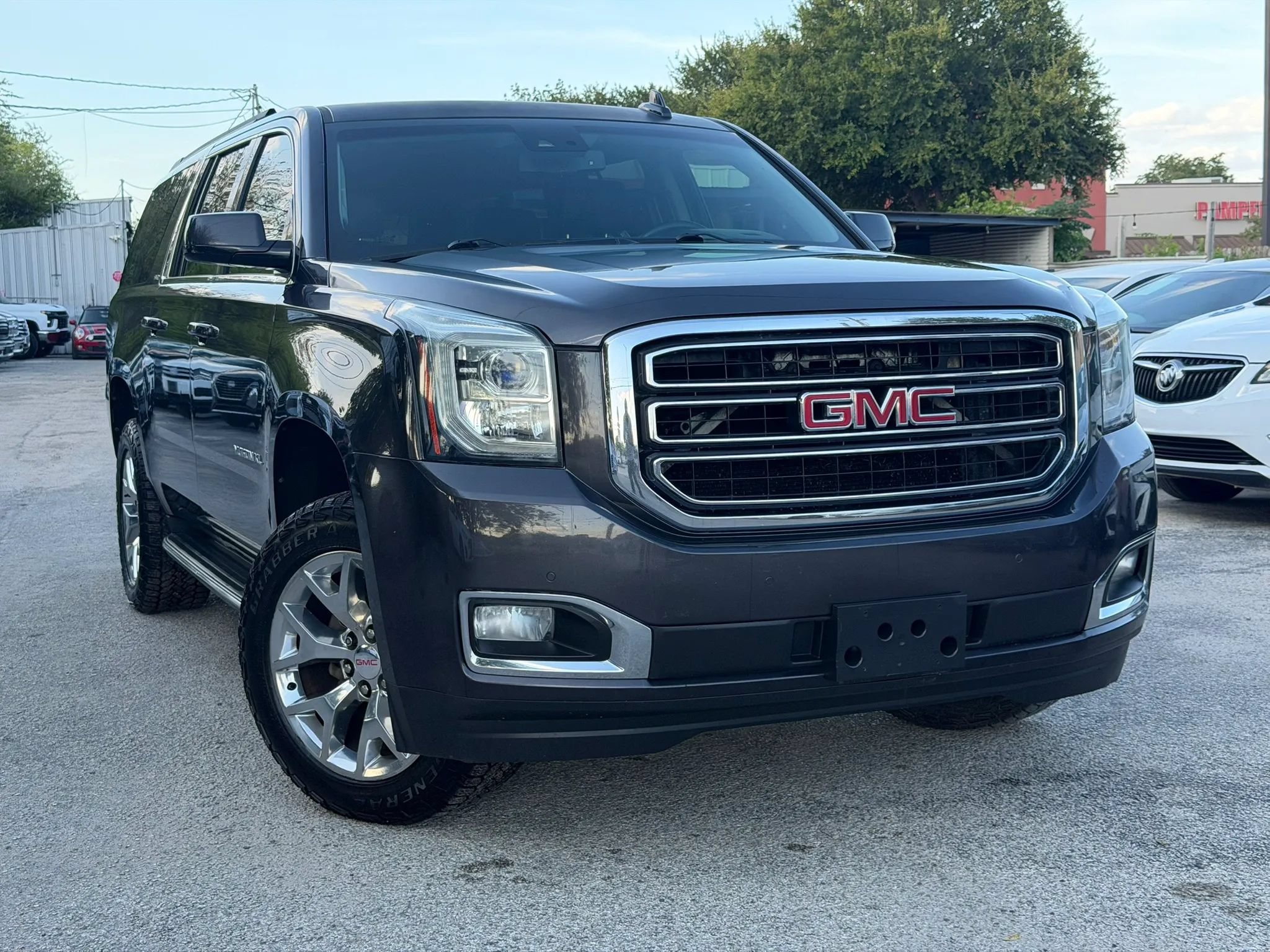 Used 2016 GMC Yukon XL SLT RWD image 1