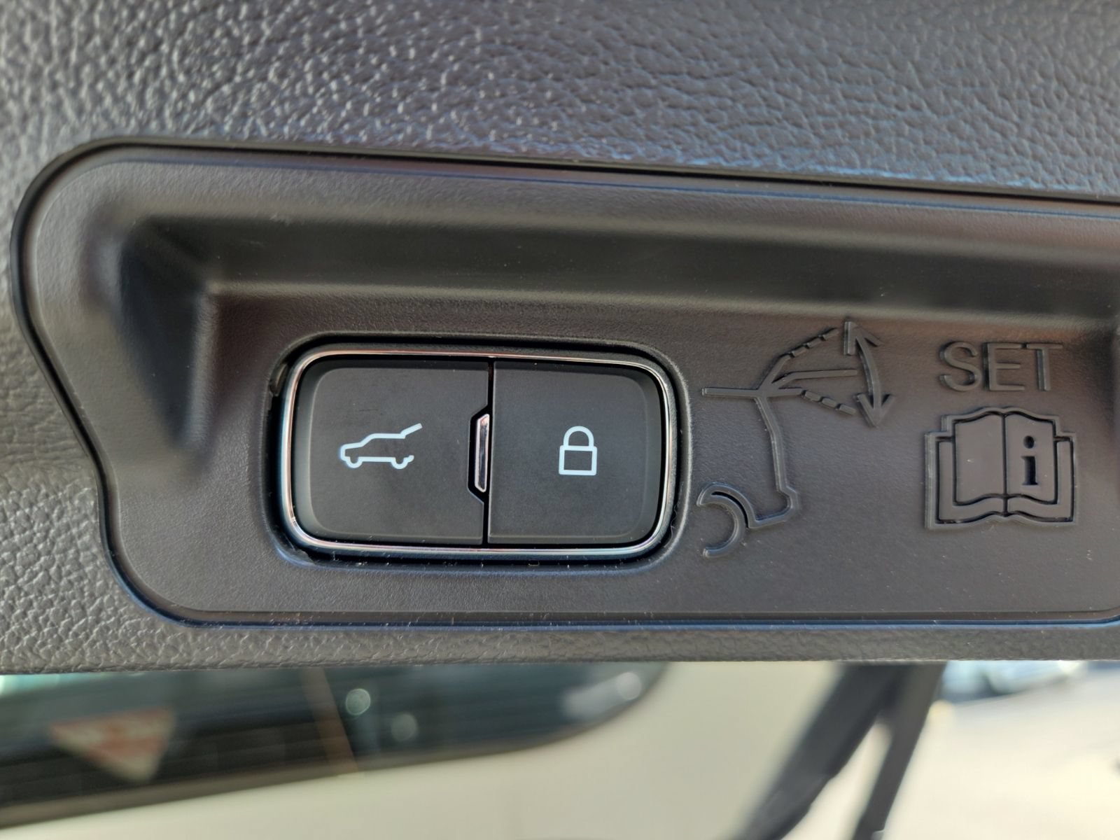 Used 2025 Ford Explorer Active AWD/4WD image 11