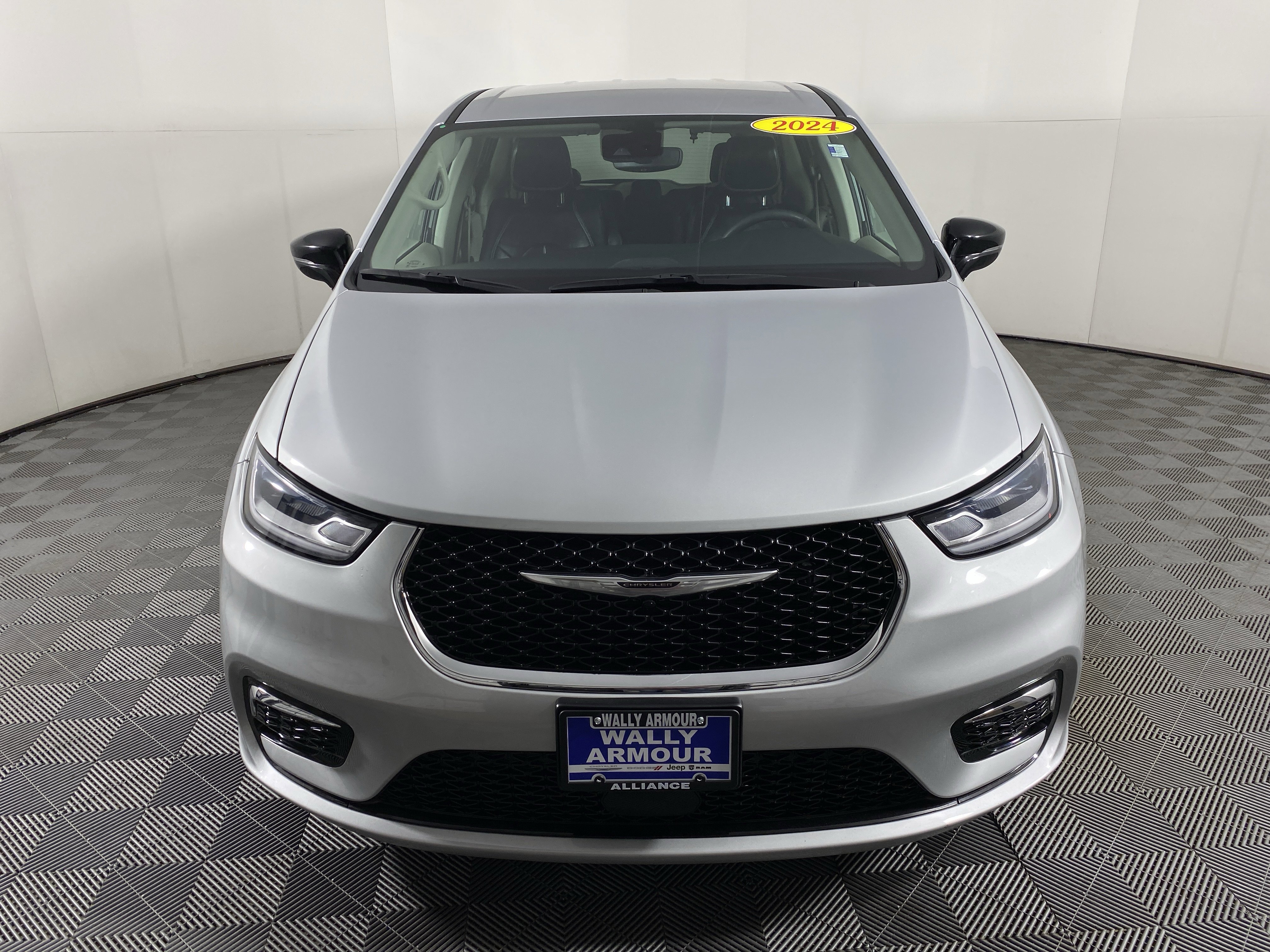 Used 2024 Chrysler Pacifica Touring-L image 11