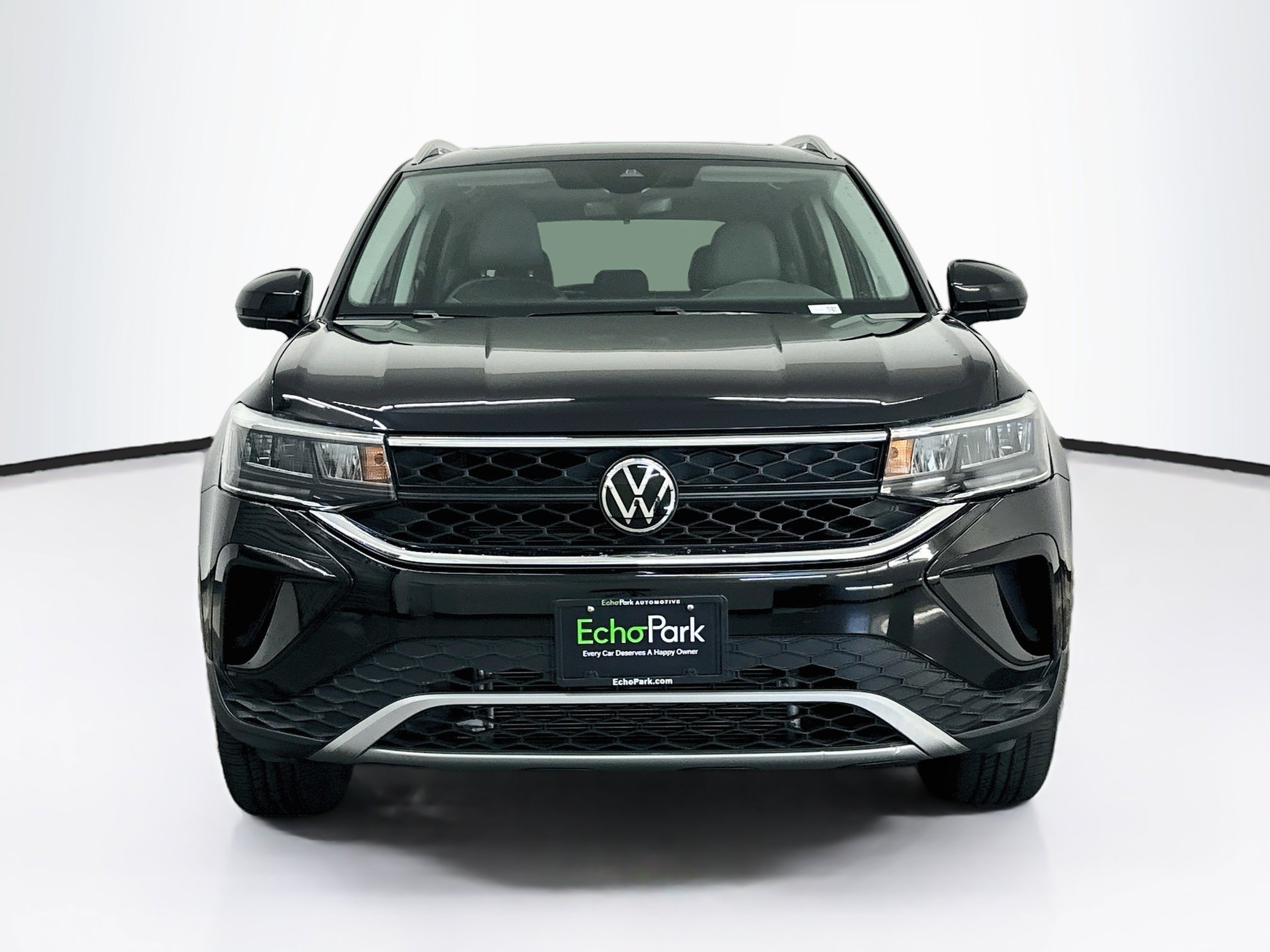 Used 2023 Volkswagen Taos SE w/ Panoramic Sunroof Package AWD/4WD image 2