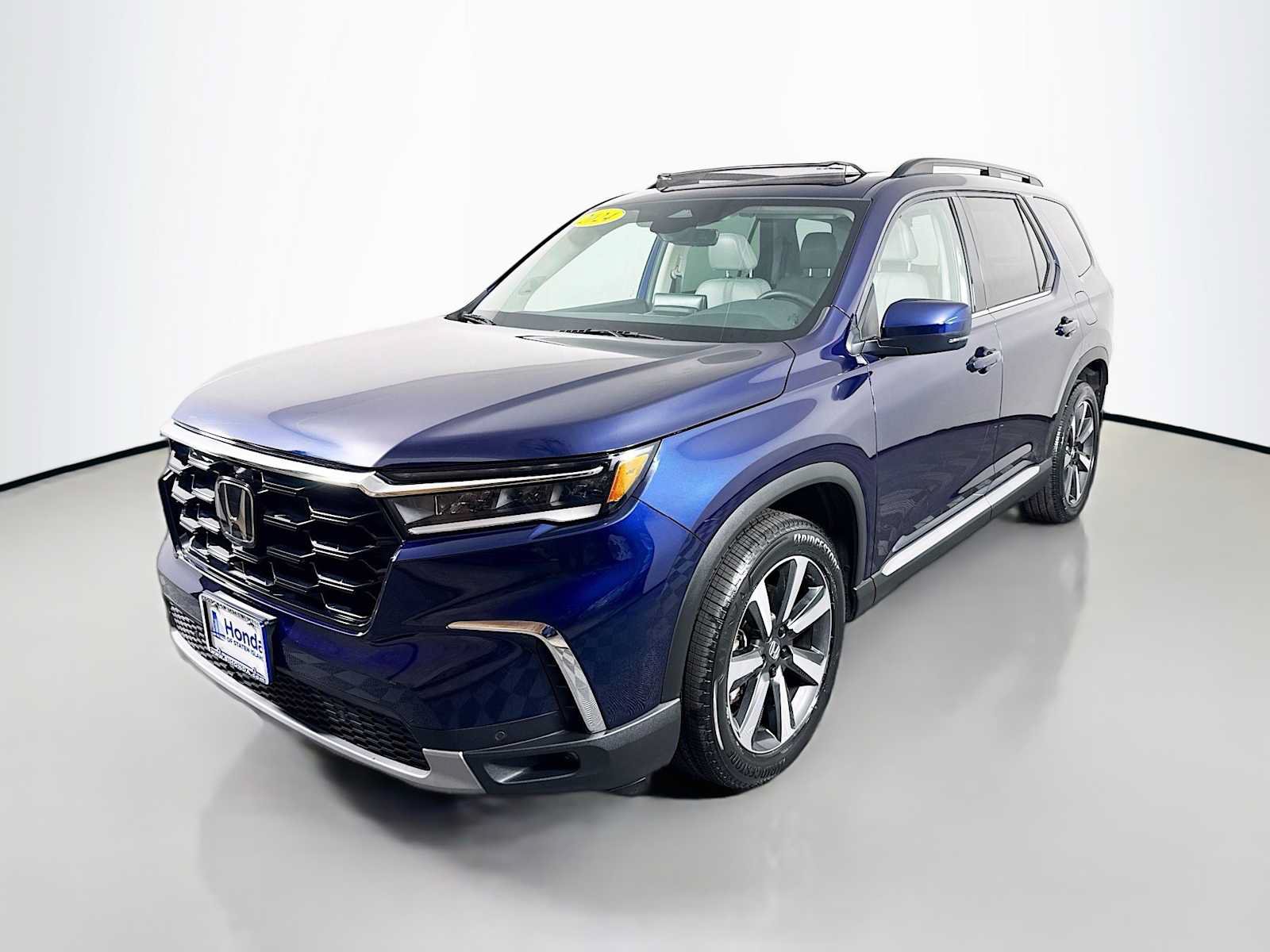 Certified 2024 Honda Pilot Touring image 3