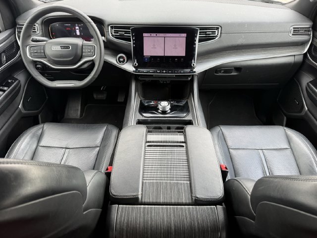 Used 2024 Jeep Wagoneer L Series II RWD image 12