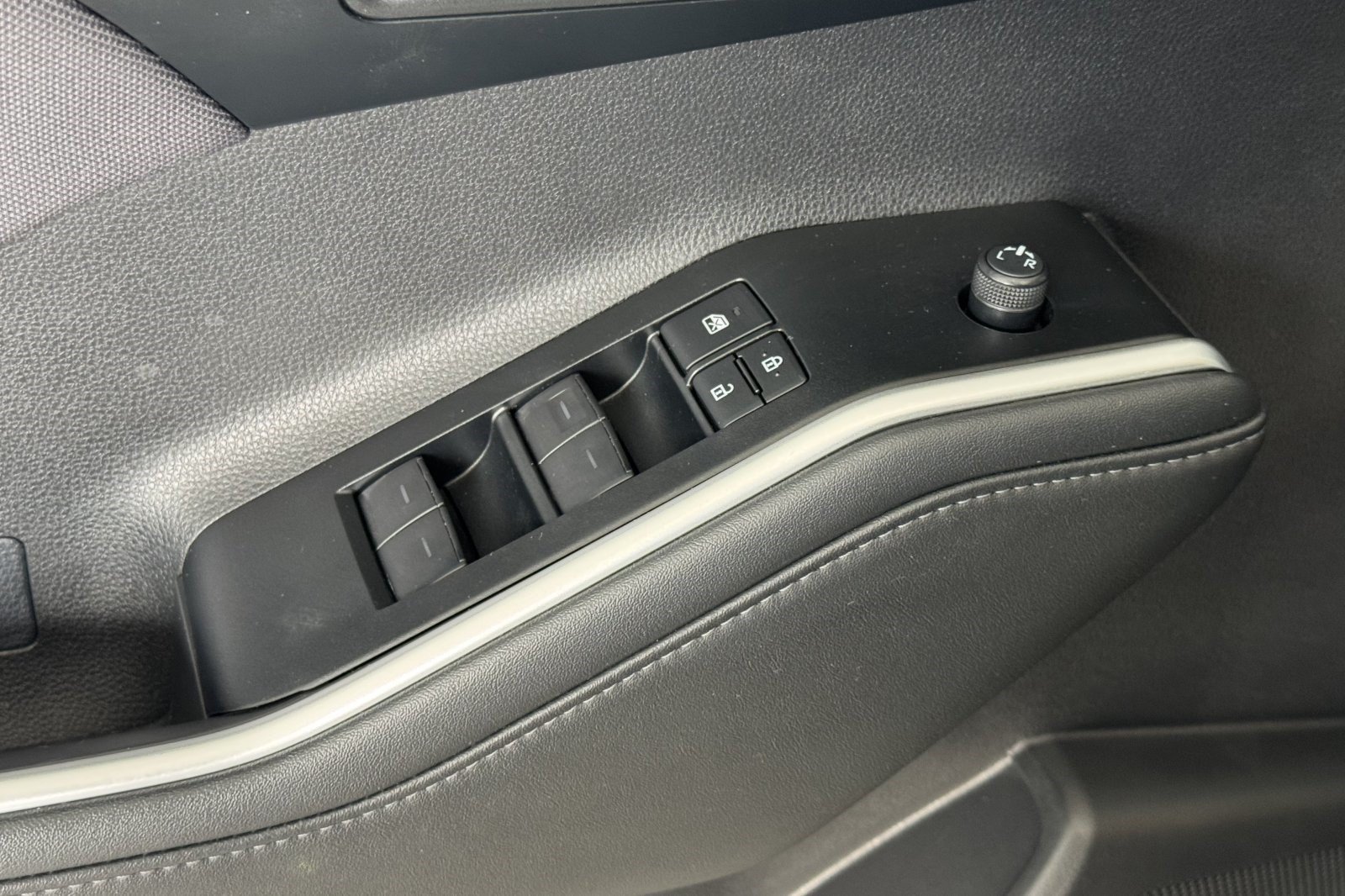 Used 2025 Toyota Highlander LE FWD image 13