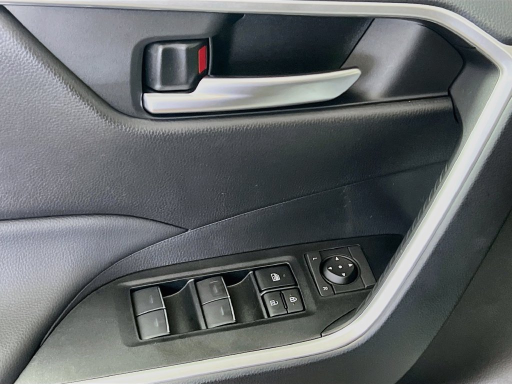 Used 2025 Toyota RAV4 XLE FWD image 14