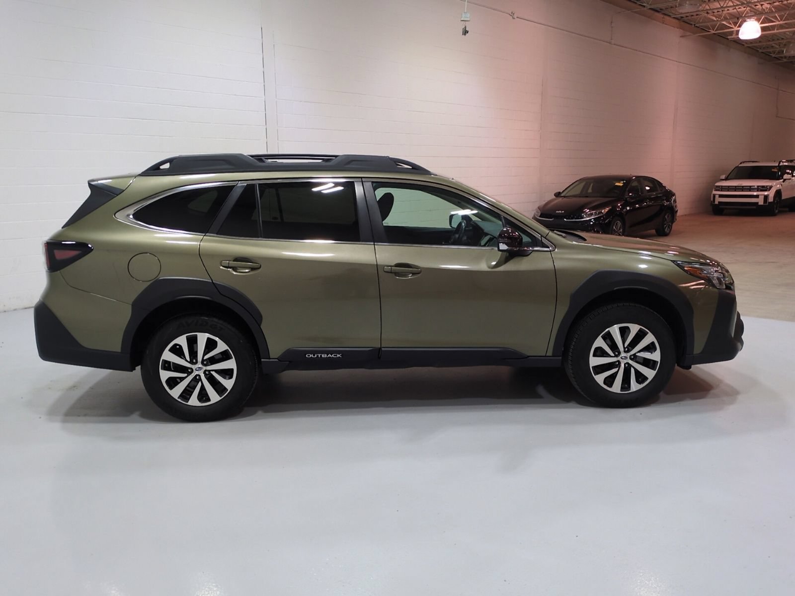 Certified 2024 Subaru Outback Premium w/ Popular Package #1A AWD/4WD image 2