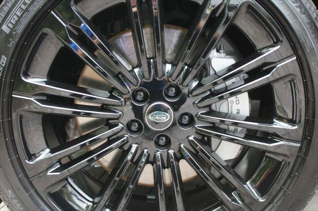 New 2025 Land Rover Range Rover Long Wheelbase SE image 18