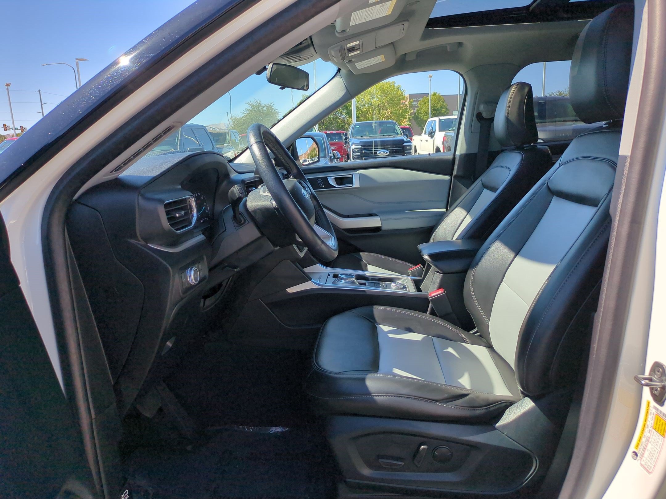 Used 2022 Ford Explorer XLT w/ Equipment Group 202A AWD/4WD image 15