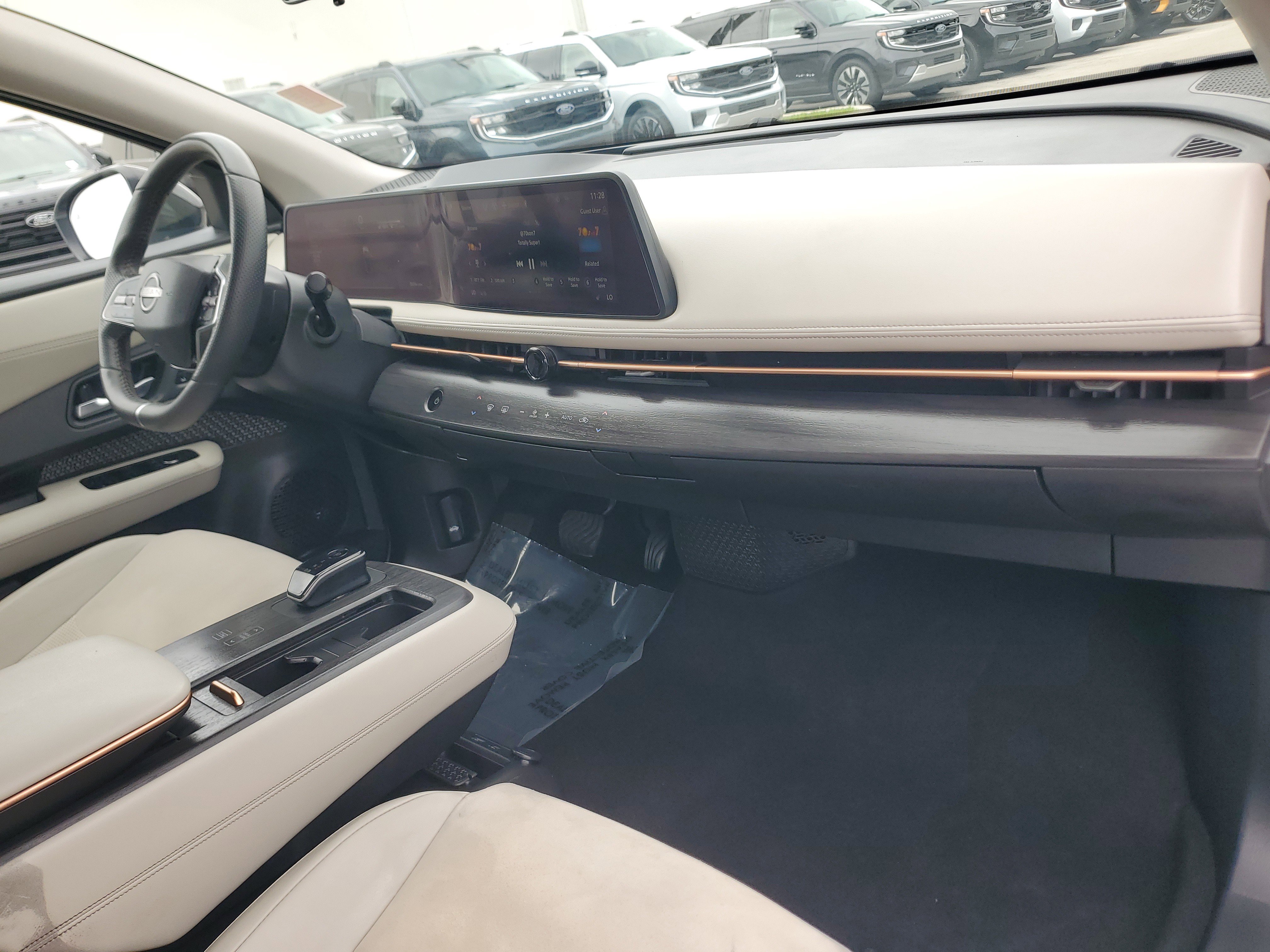 Used 2025 Nissan Ariya AWD image 18