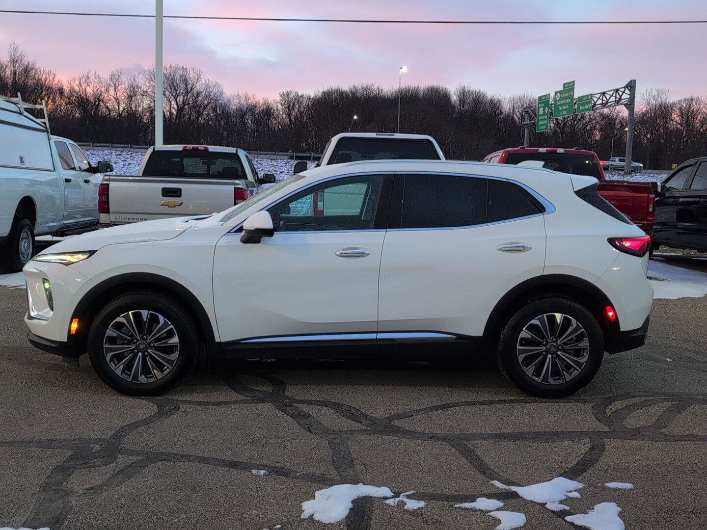 Used 2025 Buick Envision Preferred image 2