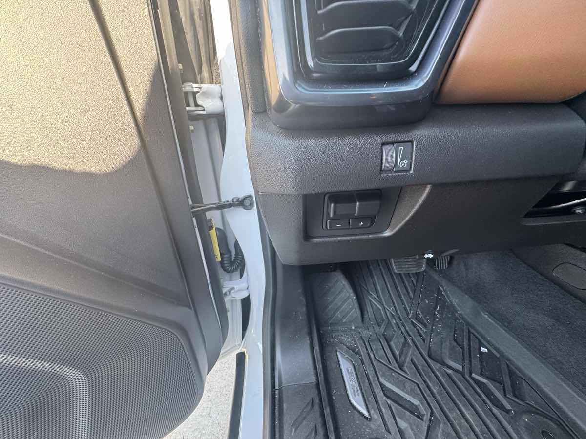 Used 2025 GMC Canyon AT4 w/ AT4 Premium Package AWD/4WD image 15