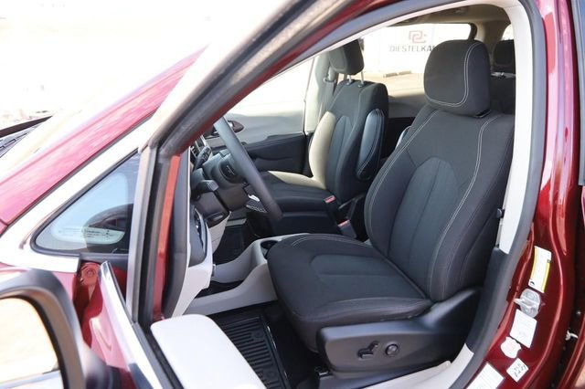Used 2023 Chrysler Voyager LX image 9