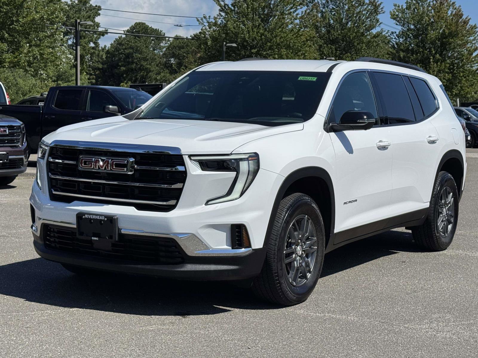 Used 2025 GMC Acadia Elevation image 1