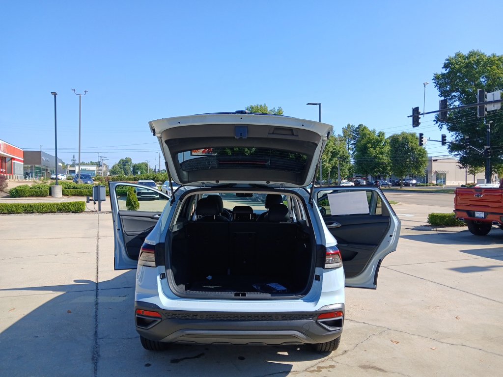 New 2027 Volkswagen Taos SE FWD image 21