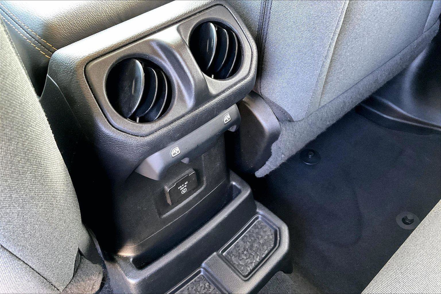 Used 2025 Jeep Wrangler Sahara AWD/4WD image 10
