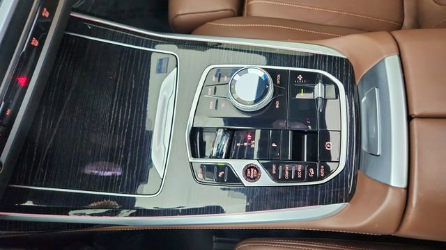 Used 2025 BMW X7 M60i image 58