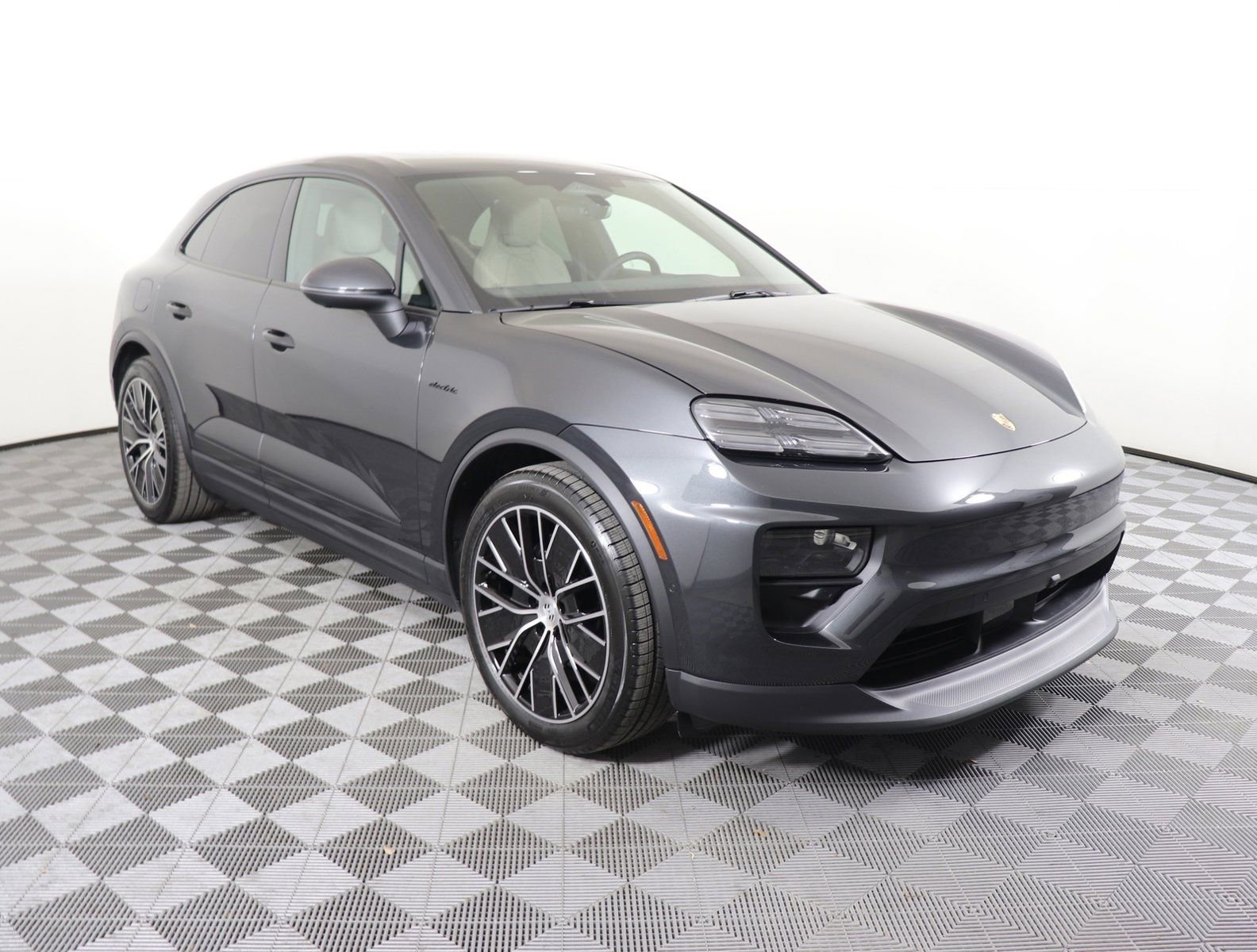 Certified 2025 Porsche Macan Electric RWD image 9