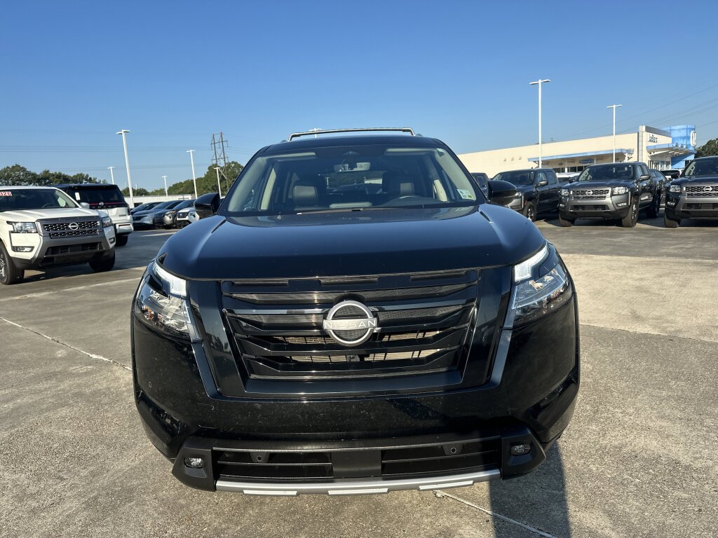 Used 2023 Nissan Pathfinder SL w/ Lighting Package (N92) image 3